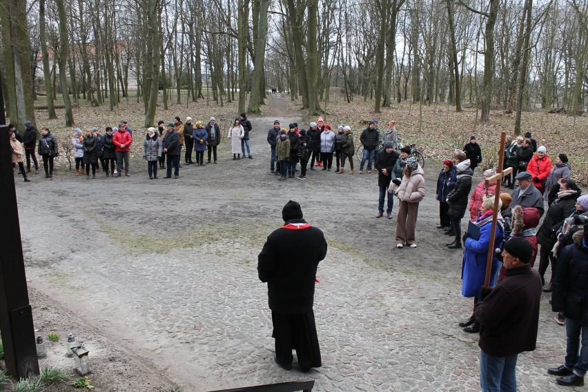 150 osób wzięło udział w drodze krzyżowej zorganizowanej przez parafię w Sowinie