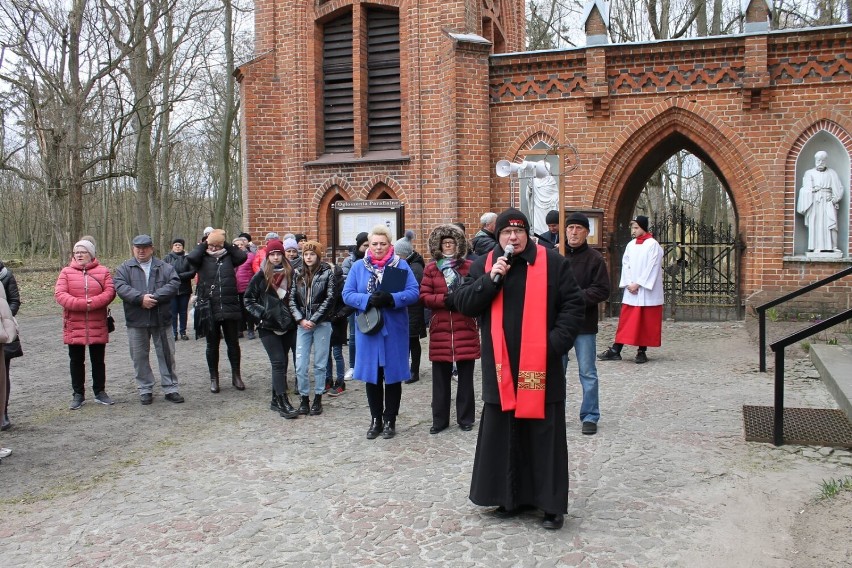 150 osób wzięło udział w drodze krzyżowej zorganizowanej przez parafię w Sowinie