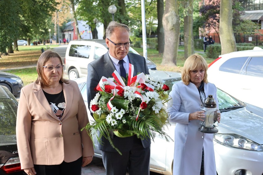 Kwiaty w 81. rocznicę likwidacji getta w Radomsku. Władze miasta upamiętniły tragiczne wydarzenie. ZDJĘCIA