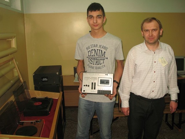 Wystawa starego sprzętu do słuchania muzyki. Jej właściciel Bartosz Nowak (z lewej) wraz z nauczycielem historii Markiem Wilgórskim.