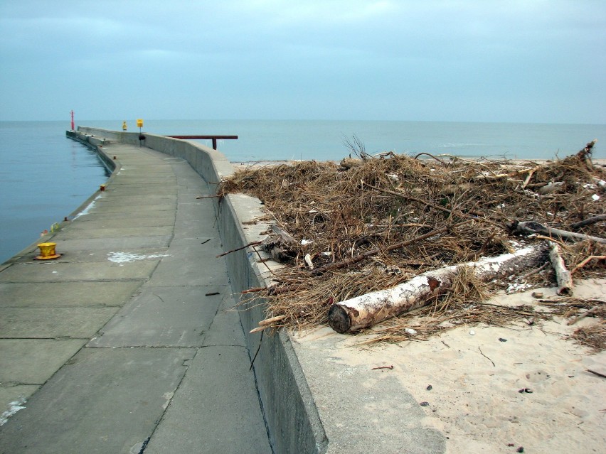 Posztormowe zniszczenia plaży w Rowach