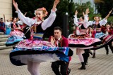 Młodzi z Brazylii oraz „Ziemia Bydgoska” śpiewali i tańczyli na placu przy Filharmonii Pomorskiej [zdjęcia]