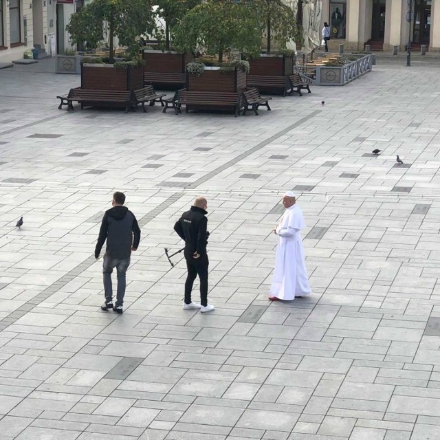 Mężczyzna przebrany za papieża Jana Pawła II spacerował po wadowickim rynku. Okazało się, że to aktor.