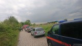 Wypadek na przejeździe kolejowym w Szybowicach. We wtorek pod szynobus wjechał volkswagen. Nie żyje 25-letni kierowca