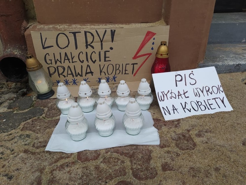 Protest kobiet w Zduńskiej Woli. Przed biurem PiS plakaty i...