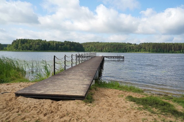 Odnowione pomosty, wiata wypoczynkowa i czysta woda w jeziorze w Lutówku zachęcają miejscowych i przyjezdnych do wypoczynku w tym miejscu