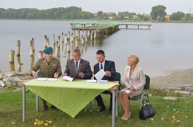 Żołnierze rozbiorą żnińskie molo. Umowę podpisano na brzegu jeziora.