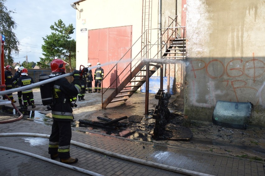 Pożar w budynku przy Słupskiej w Lęborku gasiło pięć zastępów straży pożarnej