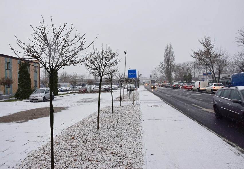 W Wieluniu pada śnieg. Uwaga, dziś może być bardzo ślisko! ZDJĘCIA