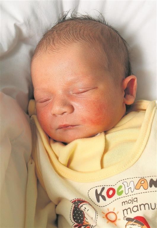 Adrian Krystek urodził się 4 listopada w Piotrkowie. Waży 3650 g, mierzy 54 centymetry