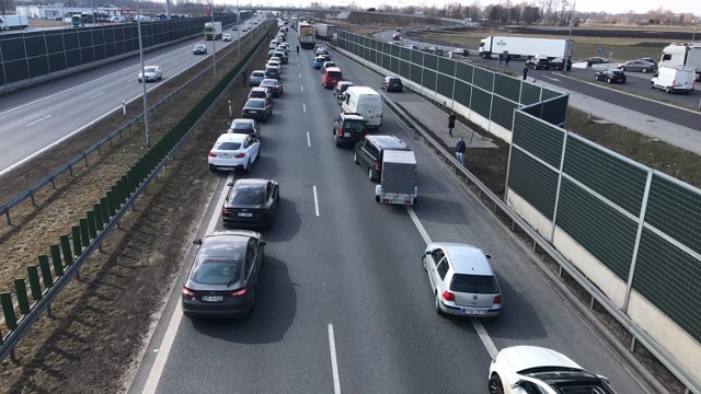 Wypadek na A2 pod Warszawą koło Grodziska Mazowieckiego. Masakryczny dzień dla kierowców [ZDJĘCIA]