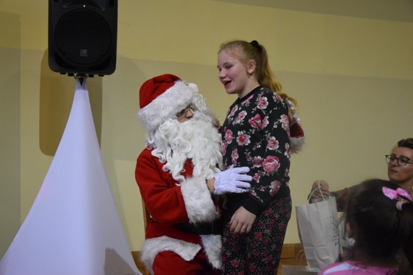 Zabawa dla dzieci pracowników "Cechu". Święty Mikołaj rozdał prezenty. Reakcje dzieci-bezcenne