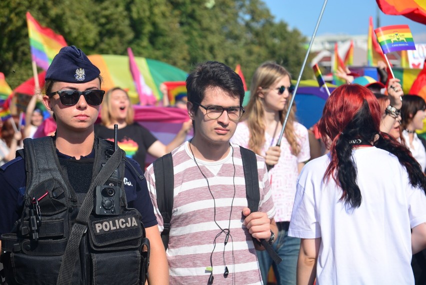 Marsz Równości po raz drugi przeszedł przez Piłę. Było tęczowo, wesoło i spokojnie [ZOBACZ ZDJĘCIA]