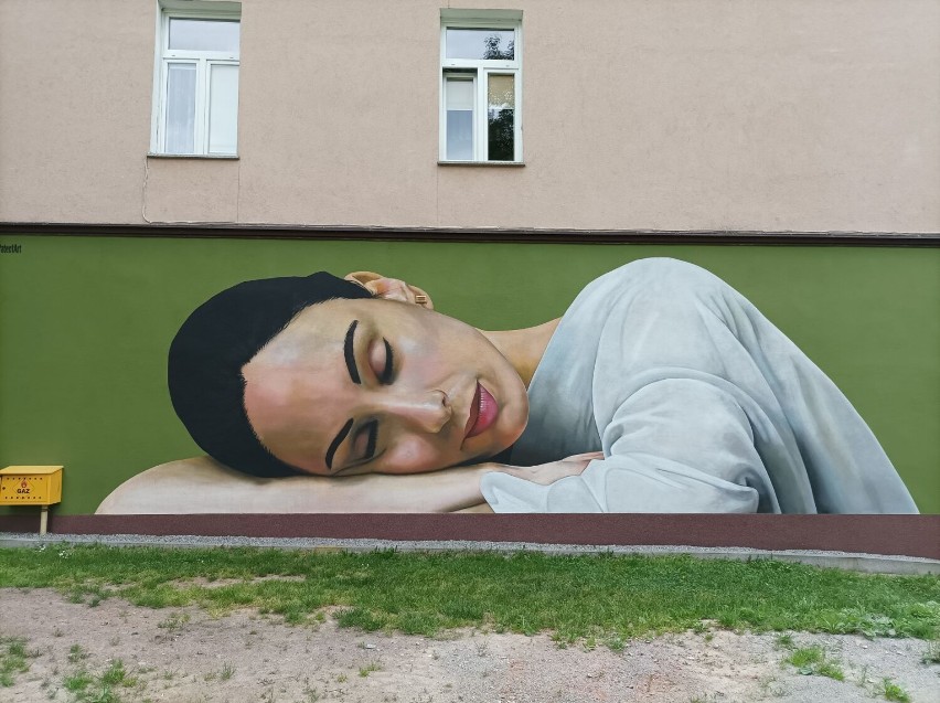 Mural ze śpiącą postacią zobaczymy przy ul. Młyńskiej 14