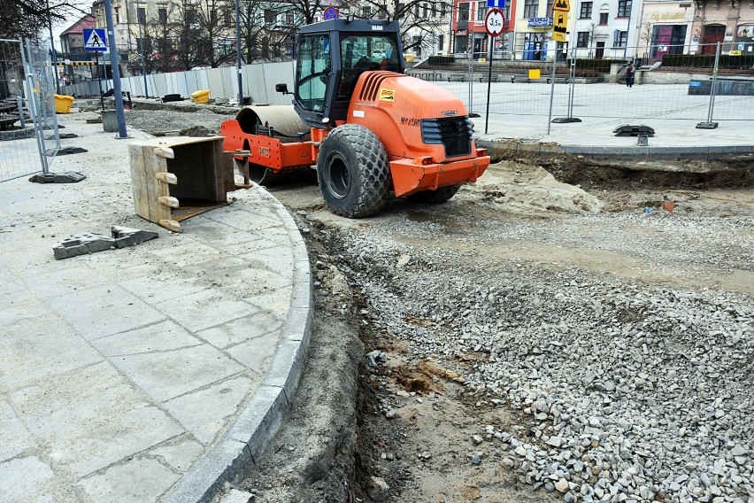 Gorlice. Ulica Mickiewicza znowu głęboko rozkopana. Zgodnie z planem drogowcy będą lali asfalt po Wielkanocy[ZDJĘCIA]