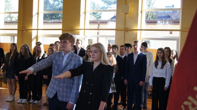 W Liceum Ogólnokształcącym imienia Marii Curie-Skłodowskiej w Kazimierzy Wielkiej odbyło się uroczyste ślubowanie uczniów klas pierwszych.
