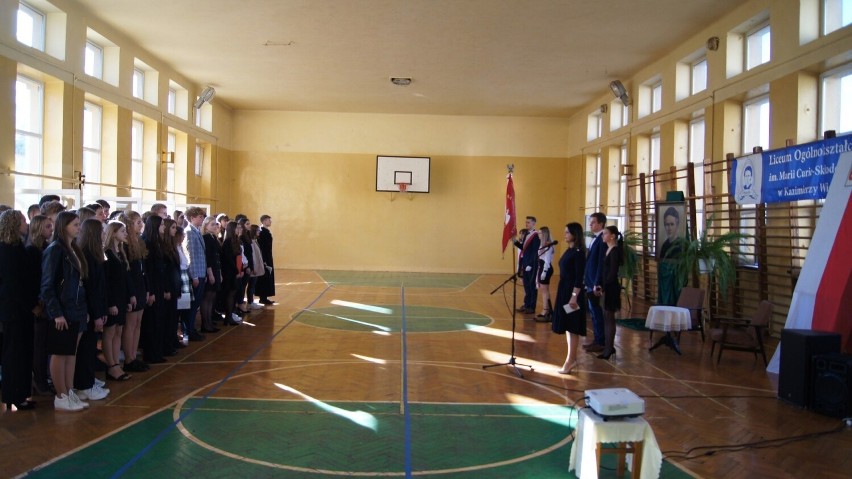 Ślubowanie pierwszoklasistów kazimierskiego liceum. Uroczysta oprawa przyjęcia uczniów do do szkolnej społeczności. Zobaczcie zdjęcia