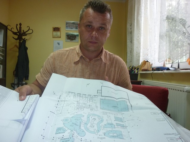 Piotr Sadowski, dyrektor OSiR, z projektem koncepcyjnym