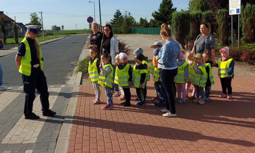 Miejska Górka. Dzieci uczyły się, jak bezpiecznie korzystać z przejścia dla pieszych pod okiem rawickich policjantów [ZDJĘCIA]