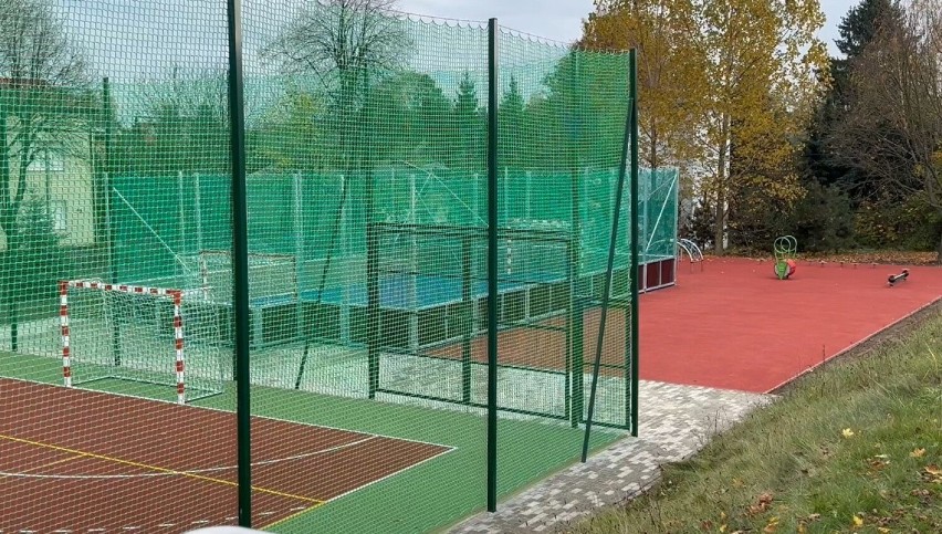 Przy PSP 9 w Radomsku powstał nowoczesny kompleks sportowy....
