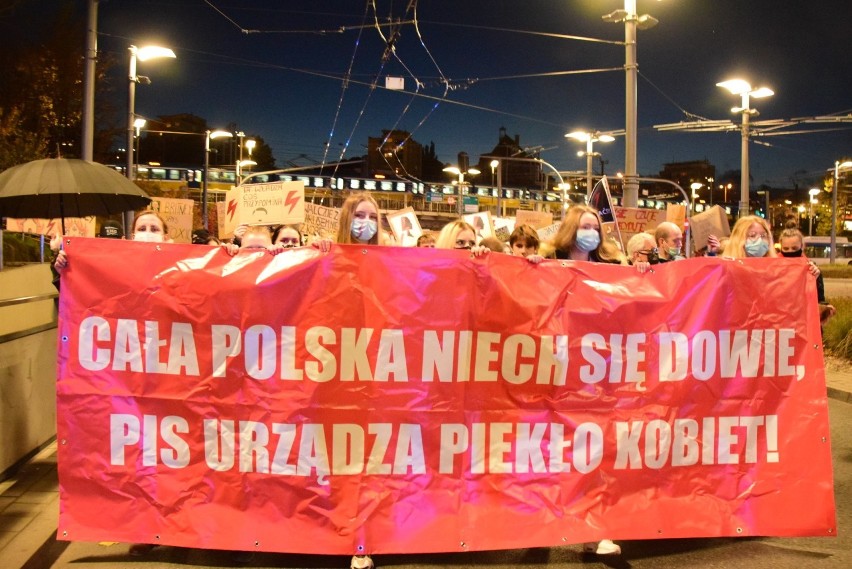 Strajk Kobiet w Gdyni 29.10.2020. Centrum miasta stanęło, a samochodowy protest zablokował zachodnie dzielnice 