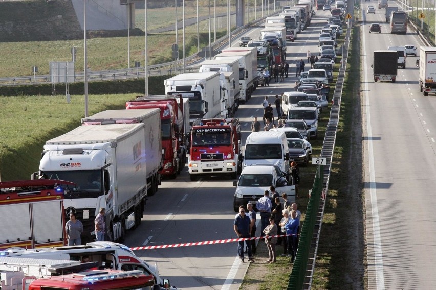 12.10.2018 dunino legnica wypadek autostrada a4 trzy osoby...