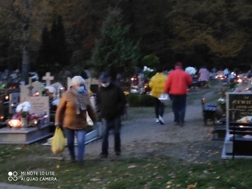 Cmentarze zamknięte od soboty, 31 października do 2 listopada. Szturm cmentarza w Lęborku po decyzji premiera 