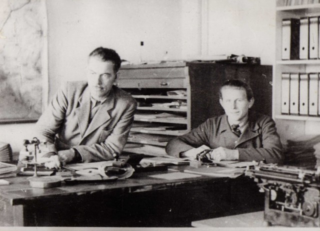 Pierwszy, polski prezydent Kołobrzegu – Stefan Lipicki (z lewej) przy pracy, lato 1945 r. (Archiwum MOP w Kołobrzegu).