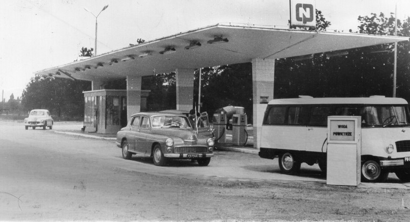 Stacja benzynowa przy Trasie Kórnickiej.