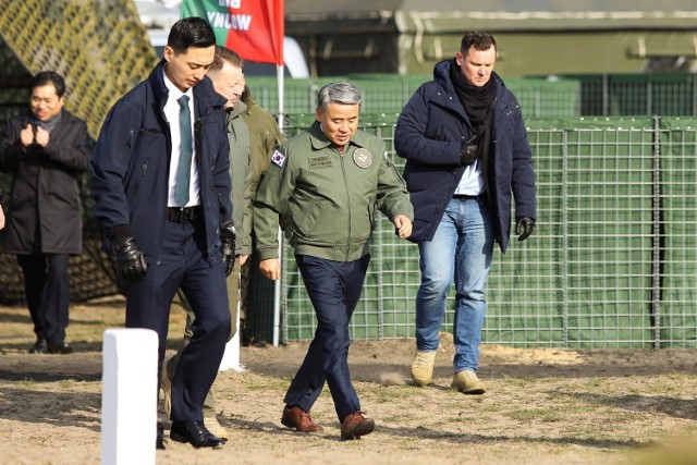 Dzisiaj na toruńskim poligonie odbyło się próbne strzelanie z koreańskich haubic K9. Podczas ćwiczeń obserwowali je ministrowie obrony narodowej Polski oraz Kolei Południowej. Mariusz Błaszczak oraz Lee Jong-Sup przyglądali się praktycznemu użyciu broni zamówionej przez polski MON w lipcu zeszłego roku. A jak było? Zobaczcie sami zdjęcia!