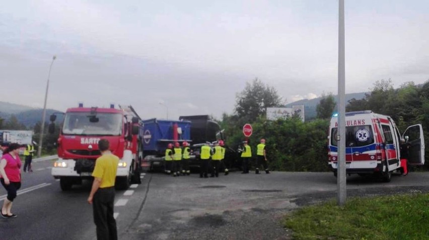Wypadek w Ustroniu: tir zderzył się z autem osobowym