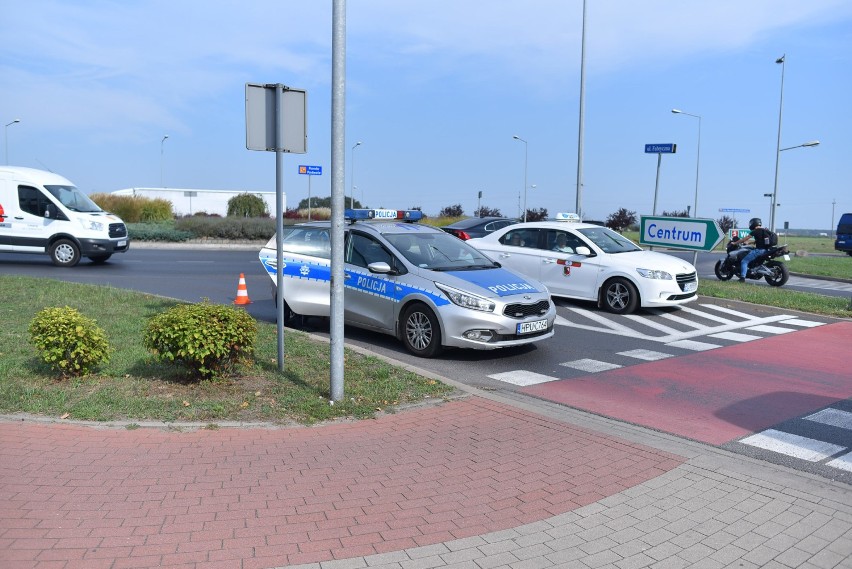 BMW zderzyło się w jednośladem na rondzie Podwale w Lesznie