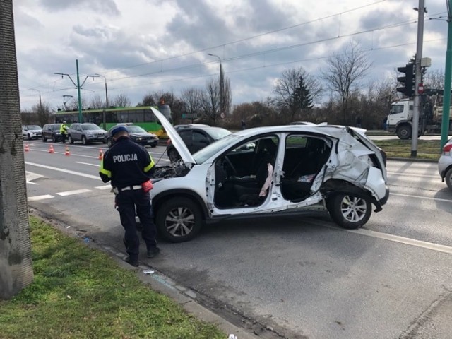 Do poważnego wypadku doszło w środę na skrzyżowaniu ul. Hetmańska i Dmowskiego w Poznaniu. Tramwaj zderzył się tam z samochodem osobowym