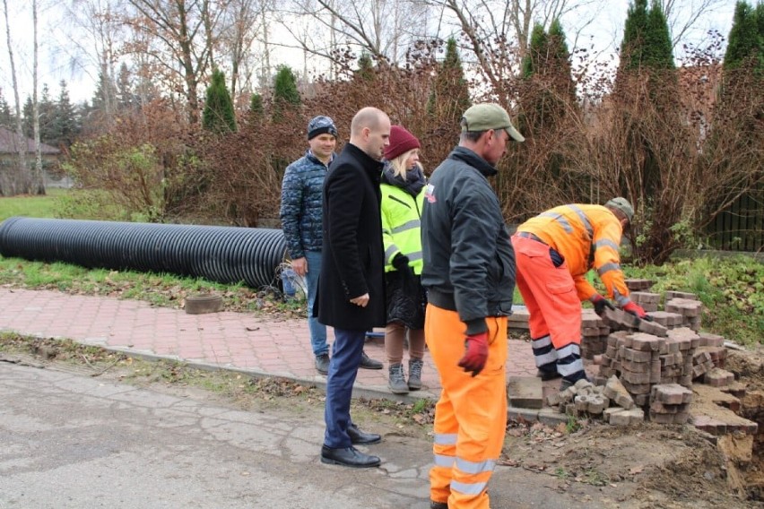 Droga powiatowa Soczewka - Łąck zostanie wyremontowana. Znamy szczegóły. Zobacz, ile będzie kosztował remont drogi i do kiedy potrwają prace