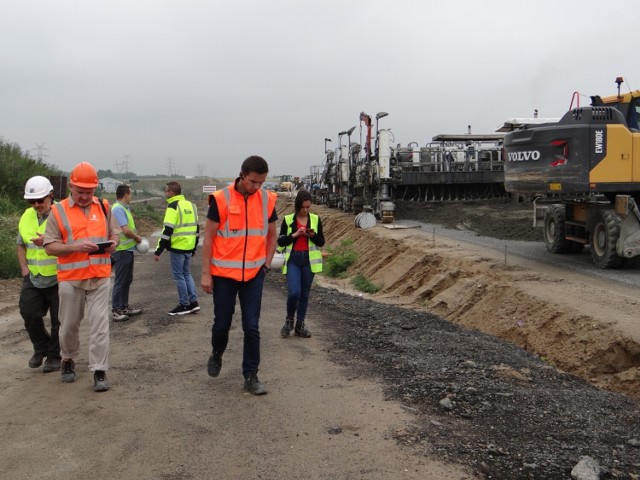 Powstaje kolejny betonowy odcinek A1 koło Radomska. Kiedy autostrada będzie gotowa?