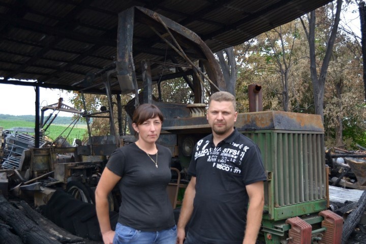 W Małżewie piorun uderzył w stodołę. Spłonęły budynki, sprzęt rolniczy. Pogorzelcy potrzebują pomocy