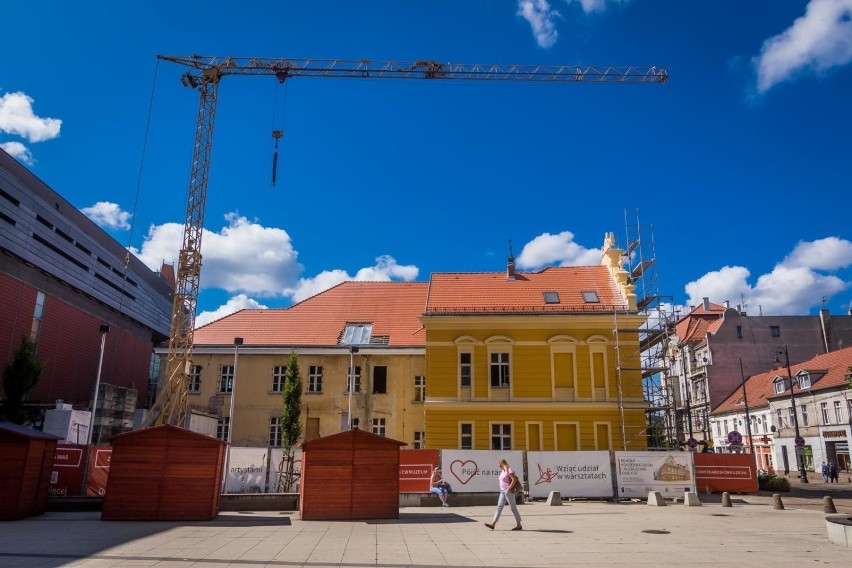 -  Kontynuowane są prace przy zachodniej elewacji budynku,...