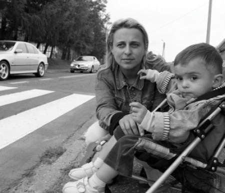 Kierowcy nie przestrzegają tu ograniczenia prędkości &amp;#8211; mówi Marzena Szewczyk (na zdjęciu z synem Jakubem).