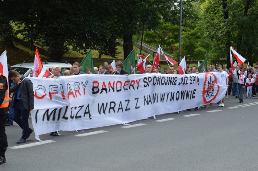 Ulicami Przemyśla przeszedł marsz pamięci ofiar rzezi wołyńskiej