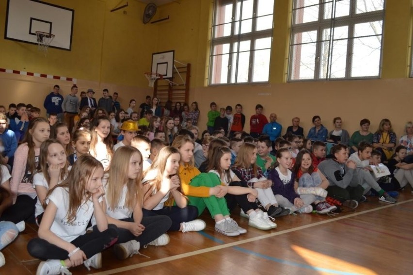 Uczniowie Zespołu Szkół w Radomicach przywitali wiosnę [zdjęcia]