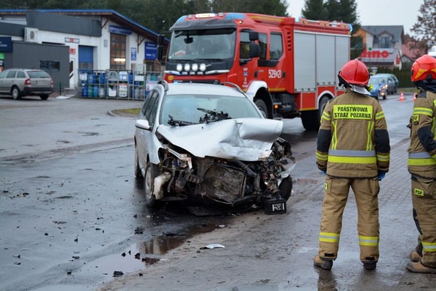 W Wituni zderzyły się dwa samochody osobowe: volvo i peugeot