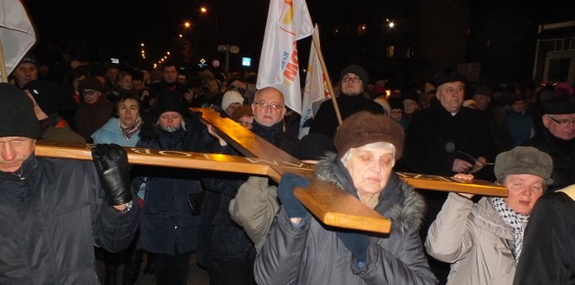 Krzyż misyjny niosły reprezentacje grup działających we wszystkich dziewięciu parafiach Starachowic