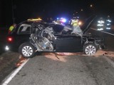Wypadek pod Krapkowicami. Audi uderzyło w ciężarówkę. Jedna osoba została ranna, kierowca osobówki był pijany