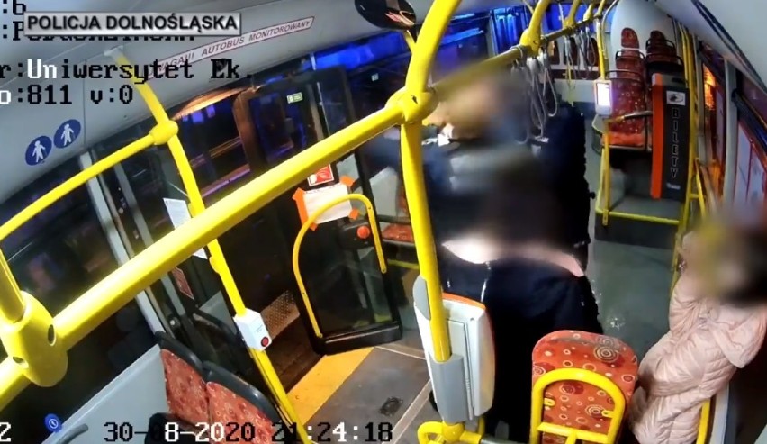 Dzieci wiedziały, że autobusem z hulajnogą nie pojadą. Ojciec chciał to sprawdzić popijając alkohol [FILM]