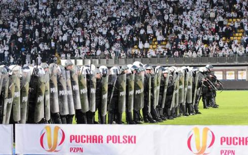 Kibice Legii Warszawa wnieśli na stadion Zawiszy materiały...