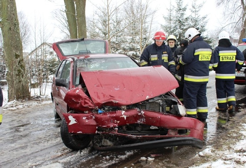 Wypadek w Radziejowie. Czołowo zderzyły się dwa samochody