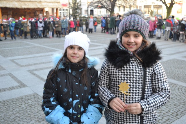Dzieci ze Szkoły Podstawowej nr 2 im. Królowej Jadwigi w Pleszewie wspólnie kolędowały na pleszewskim rynku . Około 300 uczniów z klas 1-3 wręczało przechodniom papierowe gwiazdki i składało bożonarodzeniowe życzenia.