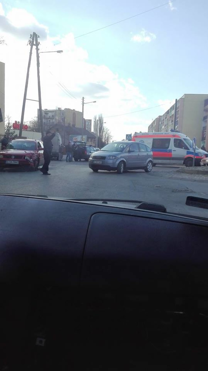 Wypadek w Inowłodzu, samochód w rowie. Groźnie było też w Tomaszowie Maz. 