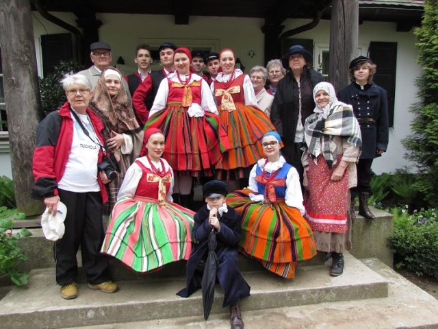 Członkowie Borowiackiego Towarzystwa Kultury zrobili pamiątkową fotkę z osobami  w lokalnych strojach.