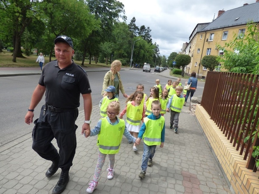Policjanci odwiedzili maluchy z Przedszkola nr 1 w Lęborku ZDJĘCIA